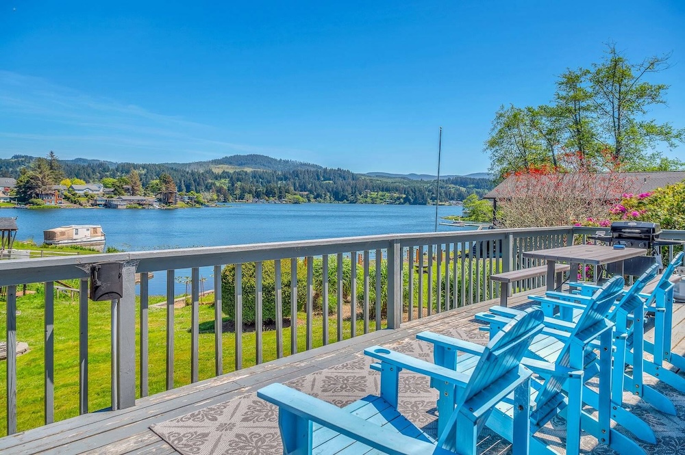 Lincoln City Vacation Rental Overlooking a Lake